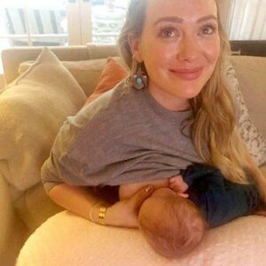 Mom ordered to cover herself up when she breastfeeds Mom ordered to cover herself up when she breastfeeds