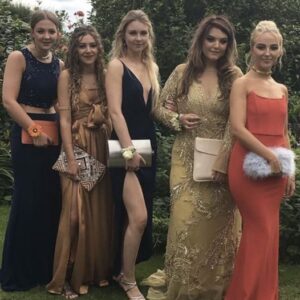 Girls’ Prom Photo Turns Heads After People Spot Small Detail Girls’ Prom Photo Turns Heads After People Spot Small Detail