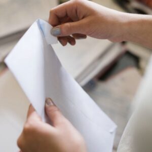 Woman asks neighbor to watch dogs – then receives a letter from him that reduces her to tears Woman asks neighbor to watch dogs – then receives a letter from him that reduces her to tears